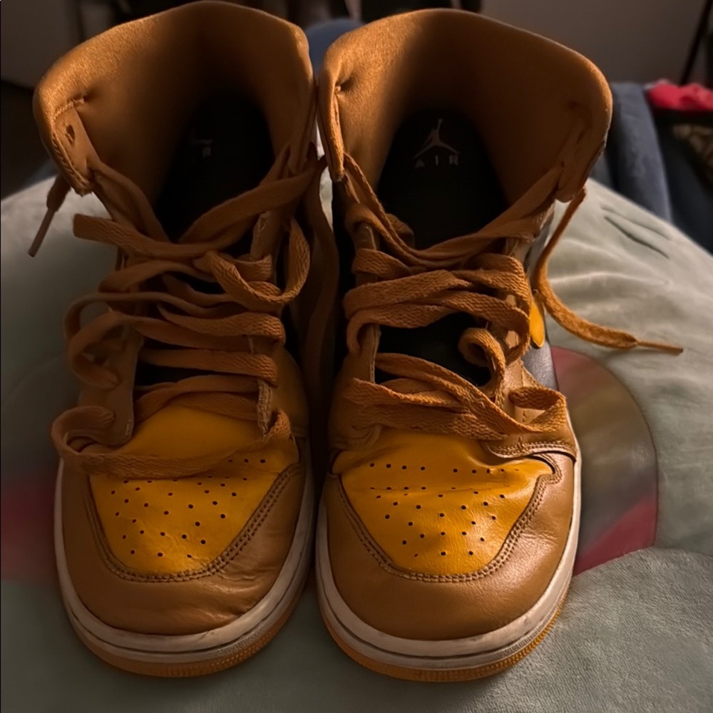 Nike Air Jordan High-Tops - Yellow and Black